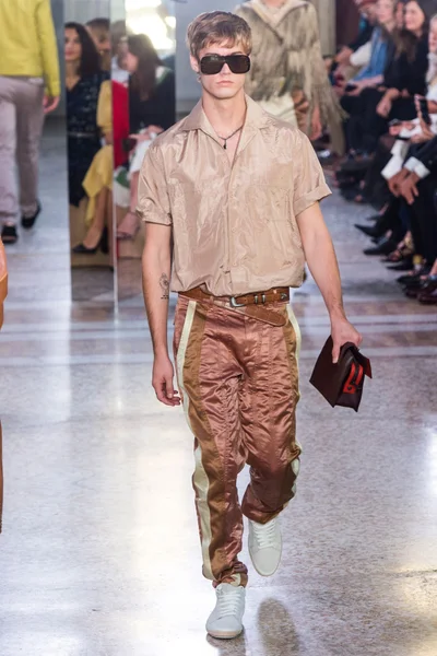 Look 25